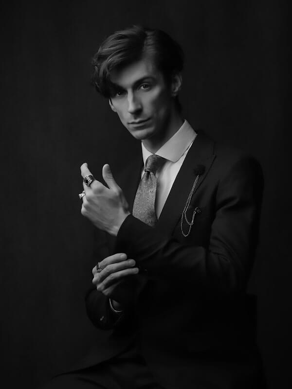Light positioned at a 90-degree angle to the subject
