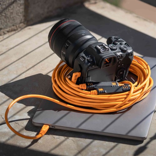 The cable for tehtered on-location photograpy