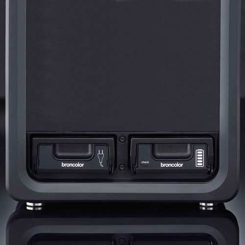 Batteri och nätdel skjuts in i generatorn