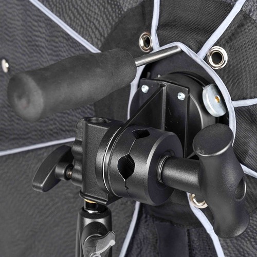 Montera på standard 5/8" tapp eller C-stand (2026)