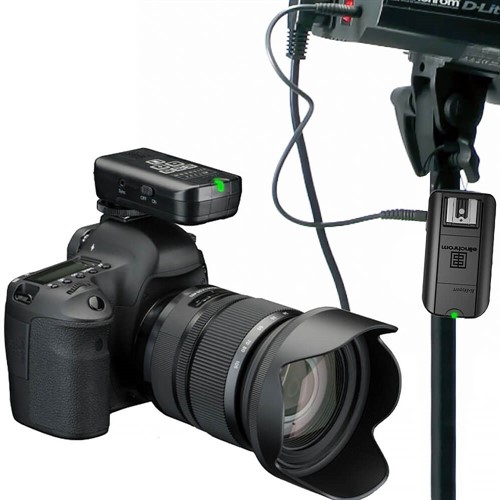 Sladdar för inkoppling till studioblixt medföljer