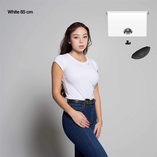 Vitt paraply riktad från modell - ljuset studsar mot paraplytyget