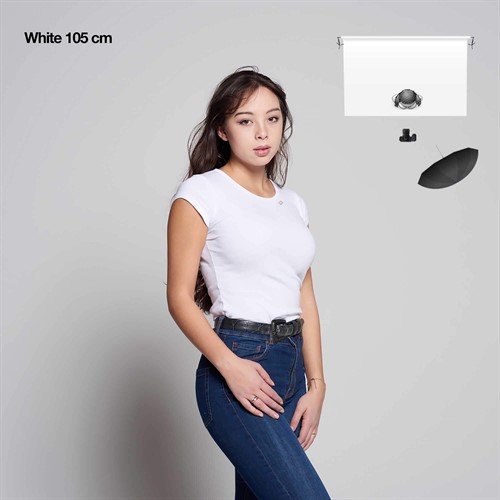 Vitt paraply riktas bort från modell så ljuset kan studsa mot ytan