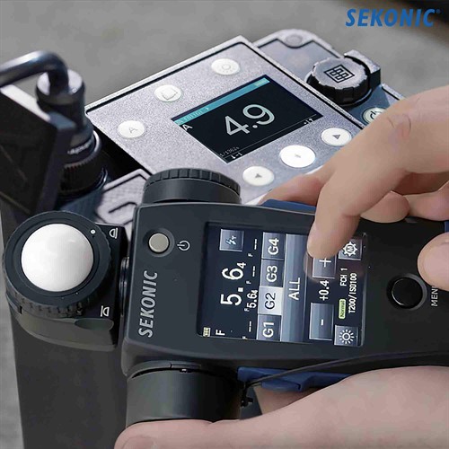 Controls and triggers Elinchrom studio flashes