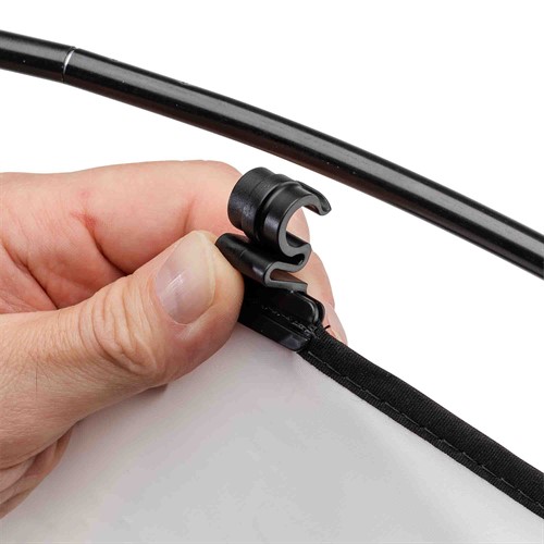 Duken har clips som sätts fast i aluminiumramen