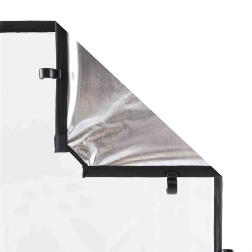 Tyget är dubbelsidigt, silver och vit