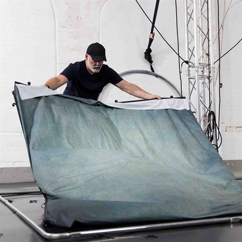 Tygbakgrunden hålls spänd i aluminiumramen