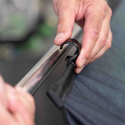 Tygbakgrunden snäpps fast med clips