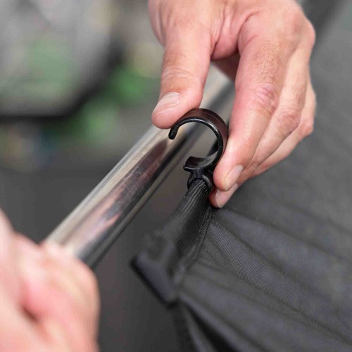 Tygbakgrunden snäpps fast med clips