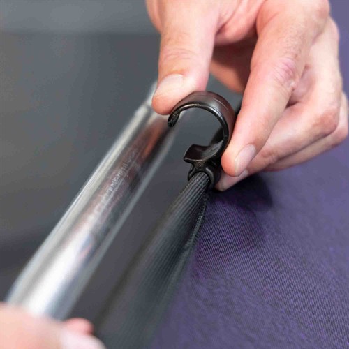 Tygbakgrunden snäpps fast med clips