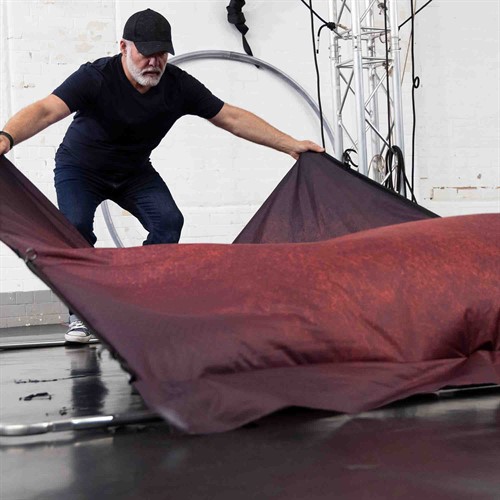 Tygbakgrunden hålls spänd i aluminiumramen