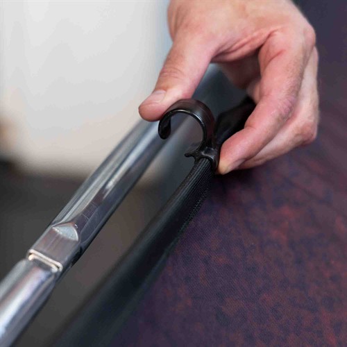 Tygbakgrunden snäpps fast med clips