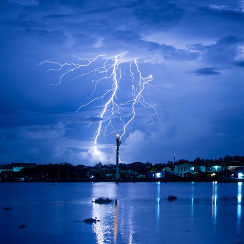 Capture bright lightning strikes