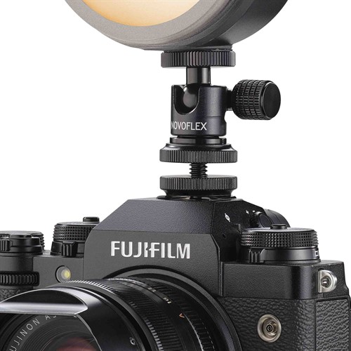 Montera tillbehör i kamerans blixtsko