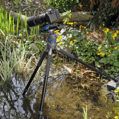 Stativbenen kan ställas i olika vinklar vilker ger stabilitet