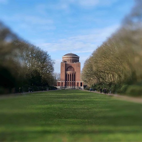 Skapar en bild med skärpa i mitt med oskärpa runt om
