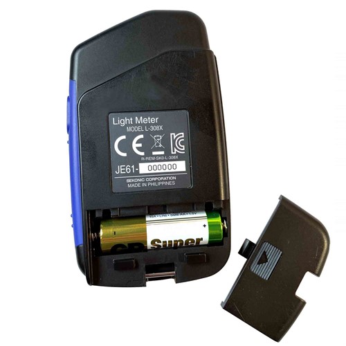 L-308X drivs av ett 1,5V AA-batteri