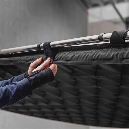 SnapGrid, långsidor låses fast i ramen med kardborreband