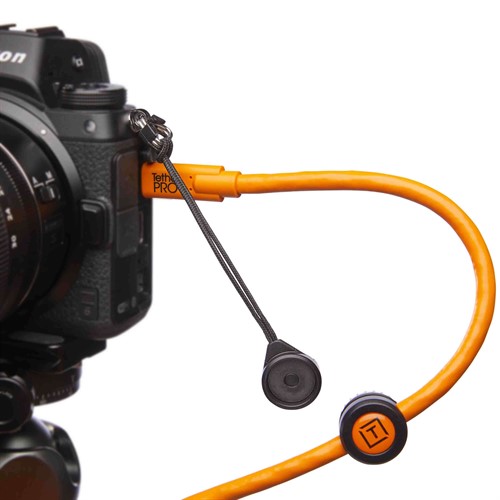 Skyddar kamerans kontakter och säkrar dataöverföring