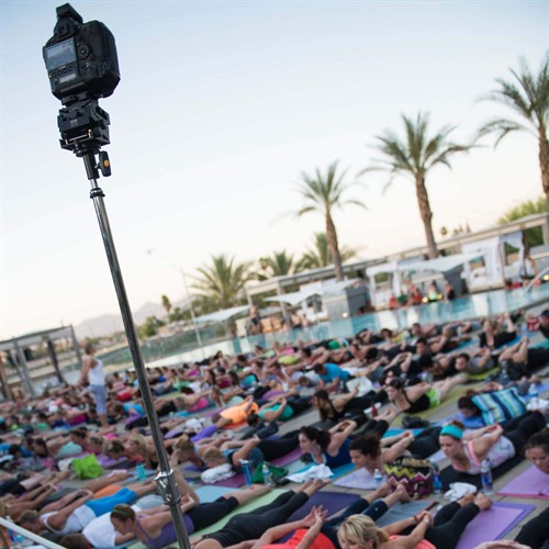 Monterad på tappen av ett belysningsstativ