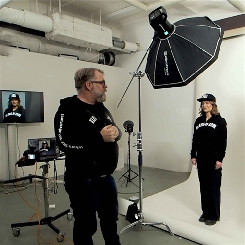 Vi visar hur du ställer in blixt och kamera